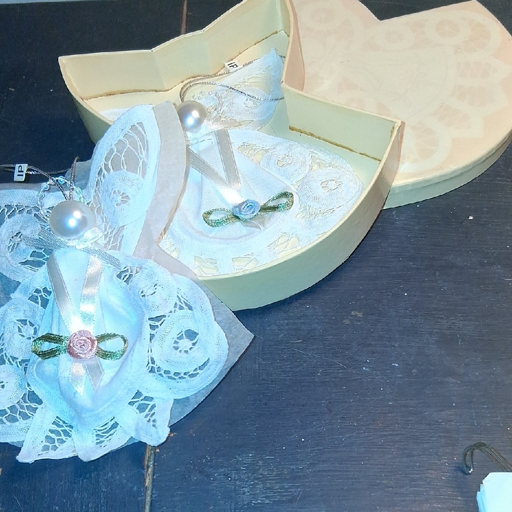 Chic White Lace Hair Clip with Pearl by [Brand]